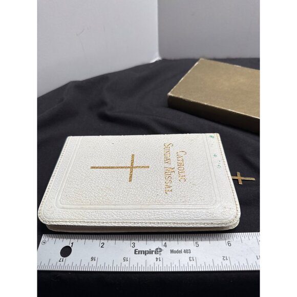 Vintage 1956 Catholic Sunday Missal With Gold Cross & Zipper Closure - Picture 4 of 14